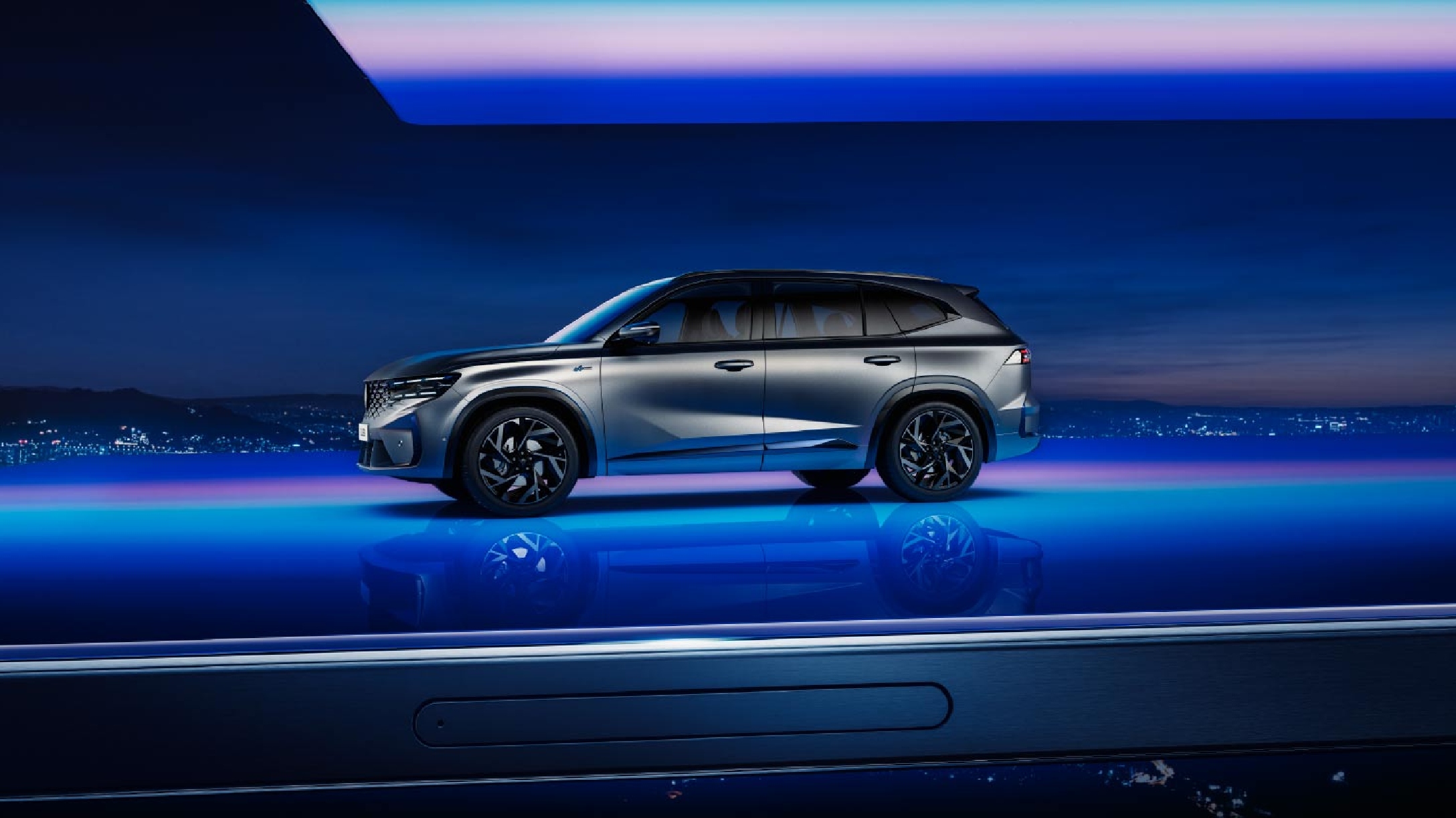Vista lateral de SUV hibrida eléctrica Renault Koleos con diseño futurista.