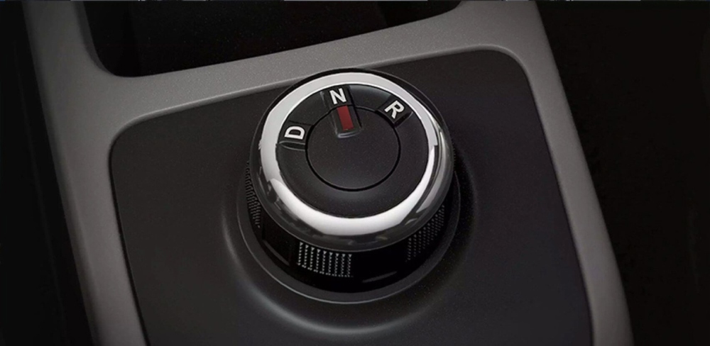 Vista cercana de caja de cambios automática de Renault Kwid E-tech