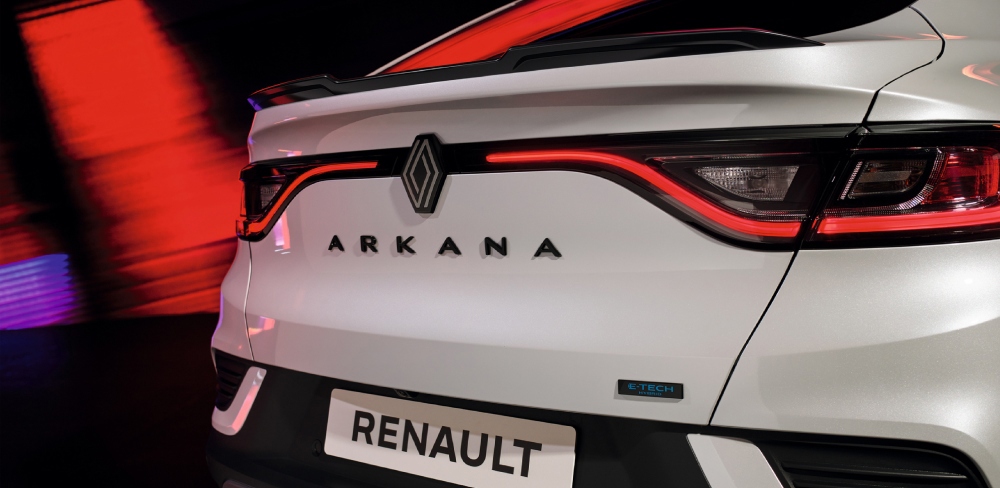 Vista cercana trasera de SUV deportivo&nbsp;Renault&nbsp;Arkana.