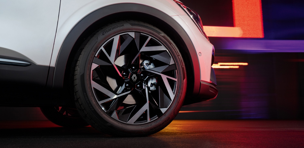 Vista cercana de rueda delantera de Renault Arkana con rines de lujo deportivos.