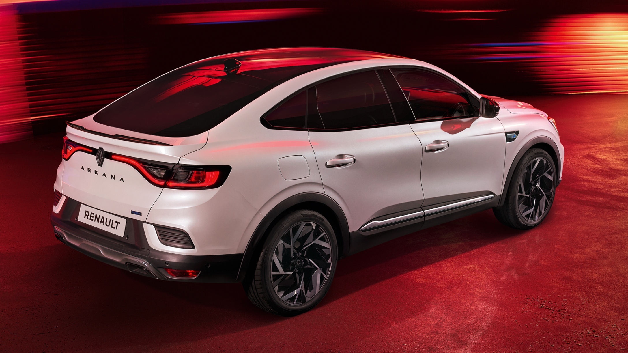 Vista trasera de SUV deportivo Renault Arkana.  