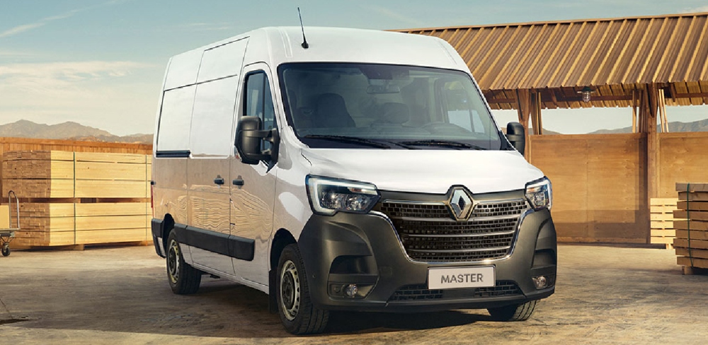 Furgón Master Renault color blanco estacionado en construcción.