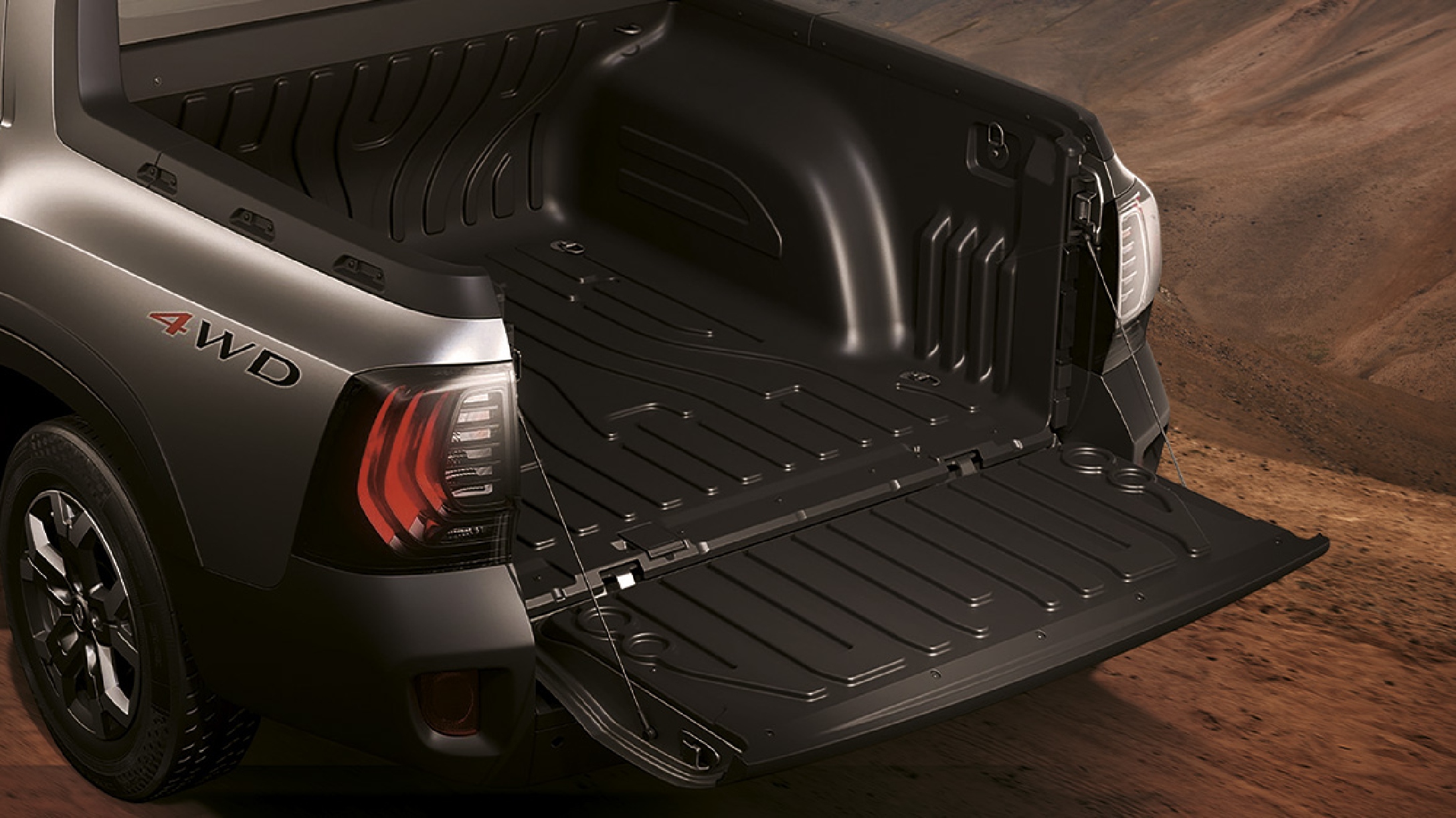 Vista trasera de Camioneta Pick-Up Renault Oroch Gris con platón abierto.