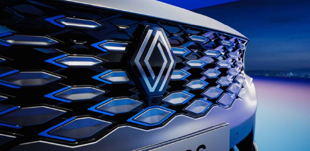 Vista cercana a la parrilla frontal de Renault&nbsp;Koleos&nbsp;con diseño futurista.