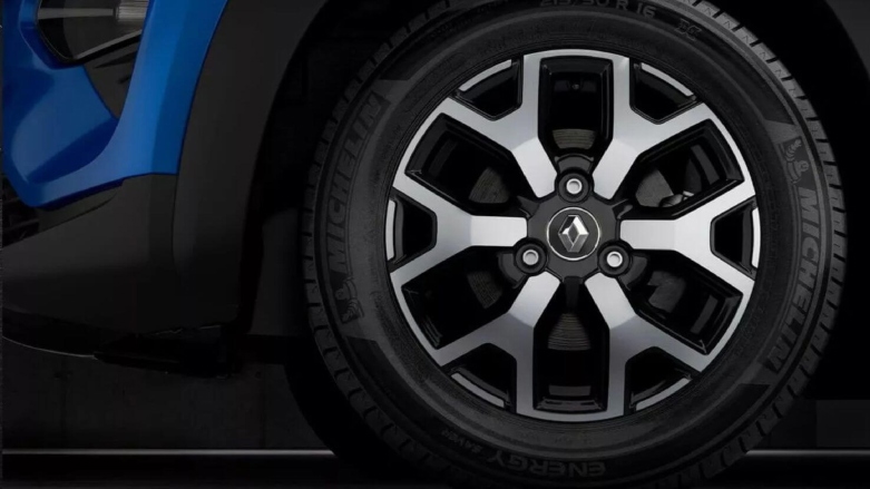 Vista cercana de rueda de Renault Kwid con rines de lujo.